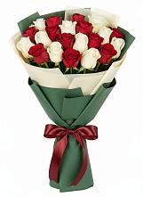 Букет Микс из красных и белых роз в Чернятино