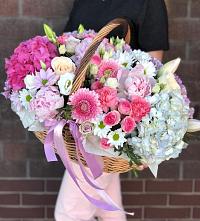Цветочная композиция из Розы, Хризантемы, Пионы и Лизиантусы в корзине в Чернятино