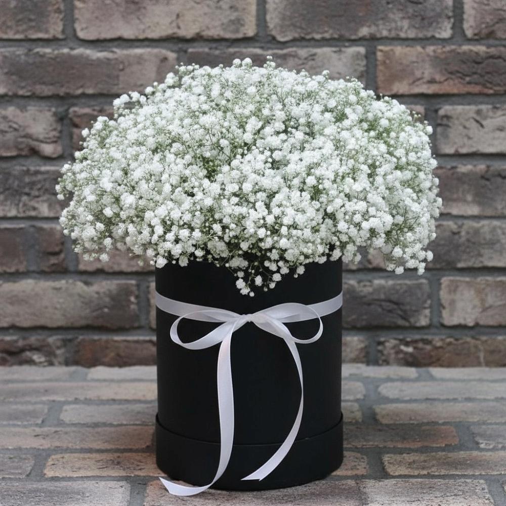 Цветочная композиция из Гипсофила в шляпной коробке в Чернятино