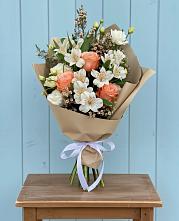 Букет цветов из:  Альстромерии, Лизиантусы, Розы и Хризантемы в Чернятино