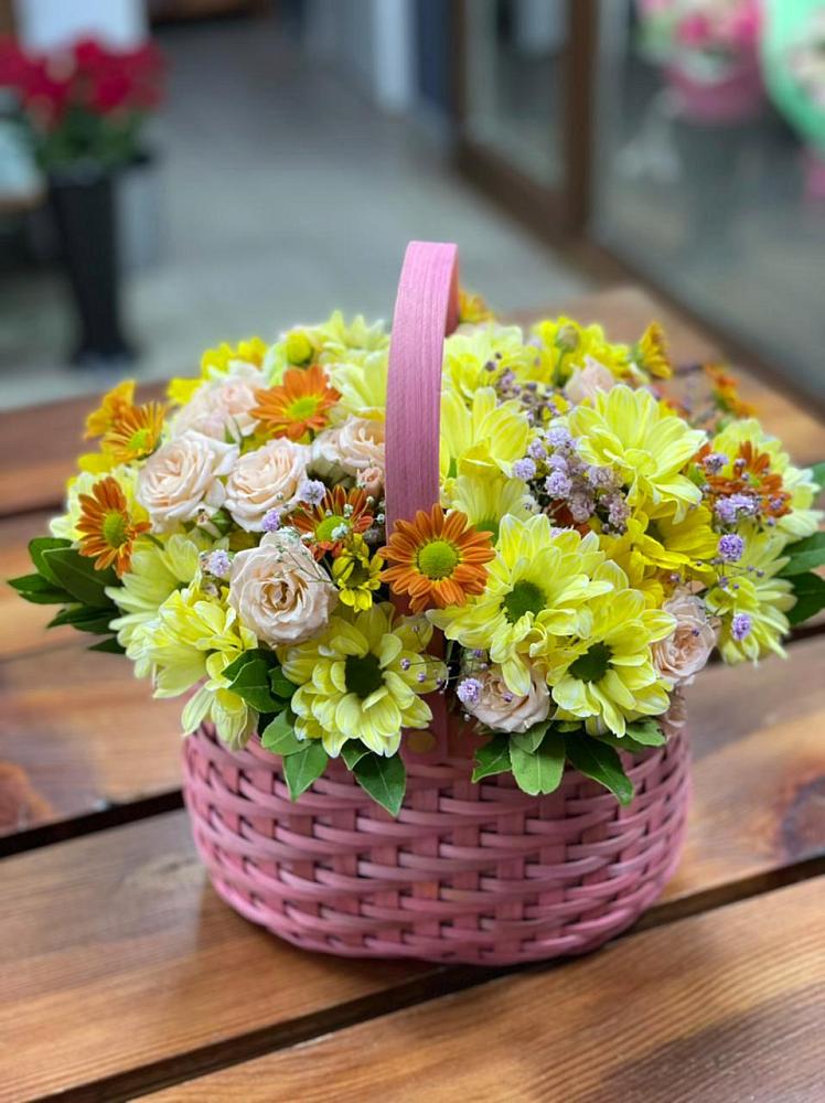Цветочная композиция из Хризантемы и Розы в корзине в Чернятино