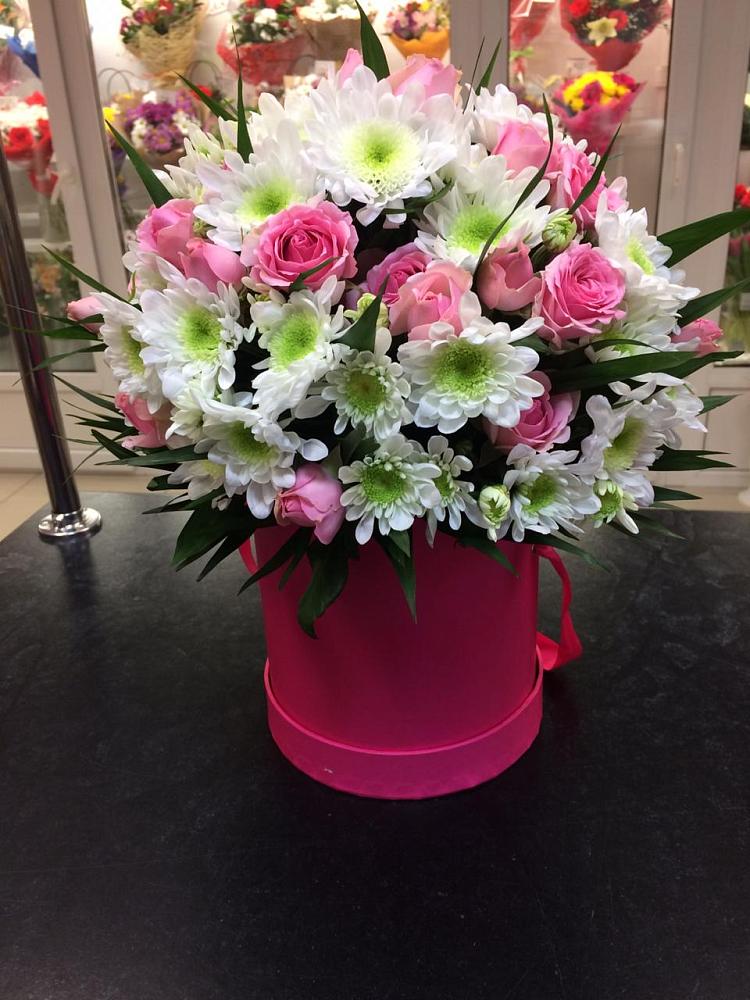 Цветочная композиция из Розы и Хризантемы в шляпной коробке в Чернятино